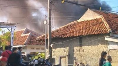 Kebakaran Hebat di Anjatan Indramayu, Gudang Rongsok Ludes dan 5 Rumah Warga Terbakar