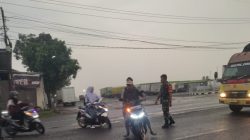 Warga Mengapresiasi Tindakan TNI, Rutinitas Pagi Hari Babinsa Koramil 1605 Sukagumiwang Indramayu Bantu Menyeberangkan Anak Sekolah