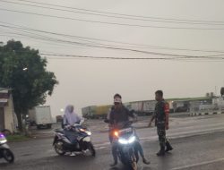 Warga Mengapresiasi Tindakan TNI, Rutinitas Pagi Hari Babinsa Koramil 1605 Sukagumiwang Indramayu Bantu Menyeberangkan Anak Sekolah
