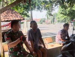 Jaga Kondusifitas Wilayah, Komsos Anggota Koramil 1609/Juntinyuat Indramayu Bersama Warga Masyarakat Segeran Kidul