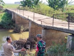 Babinsa Koramil 1611 Losarang Indramayu Monitoring Jembatan Kali Congger di Desa Pegagan 