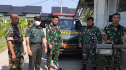 Aksi Nyata TNI, Danramil 1602 Sindang Indramayu Bersama Anggota Melakukan Penyemprotan Nyamuk DBD