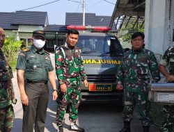 Aksi Nyata TNI, Danramil 1602 Sindang Indramayu Bersama Anggota Melakukan Penyemprotan Nyamuk DBD