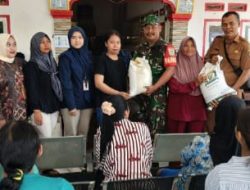 Babinsa Koramil 1603 Lohbener Indramayu Monitoring Bantuan Pangan Berupa Beras 20 kg /KK Desa Tawangsari 