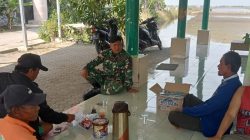Babinsa Koramil 1602 Sindang Indramayu Melakukan Komsos Dengan Ketua RT dan Masyarakat Desa Karanganyar 