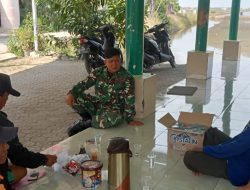 Babinsa Koramil 1602 Sindang Indramayu Melakukan Komsos Dengan Ketua RT dan Masyarakat Desa Karanganyar 