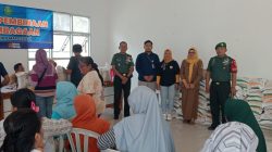 Danramil 1601 Indramayu Monitoring Pendistribusian Bantuan Beras Pemerintah Kepada Keluraga Penerima Manfaat 