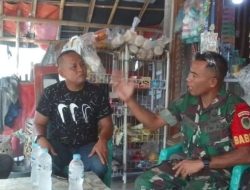Babinsa Sertu Duloh Anggota Koramil 1605 Sukagumiwang Indramayu Melakukan Komsos Bersama Masyarakat