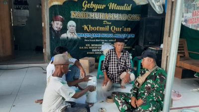 Serda Rosid Anggota Koramil 1604/Jatibarang Indramayu Komsos Bersama Tokoh Masyarakat Desa Jatibarang Baru 