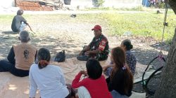 Tingkatkan Kondusifitas Lingkungan, Babinsa Koramil 1608 Karangampel Indramayu Lakukan Komsos Bersama Warga Desa Dukuh Jeruk