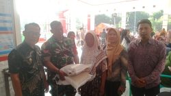 Babinsa Koramil 1601 Indramayu Melakukan Pendampingan Pendistribusian Bantuan Pangan Beras 20 Kg 