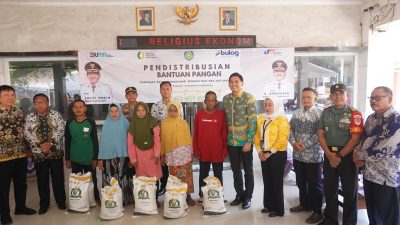 Pemkab Indramayu dan Bulog Salurkan Cadangan Pangan Pemerintah untuk Warga Desa Sudimampir