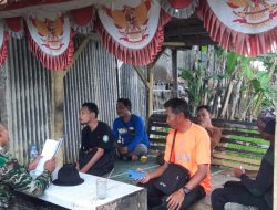 Sertu Juni Anton Anggota Koramil 1604/Jatibarang Indramayu Melakukan Komsos Bersama Warga Masyarakat Desa Jatisawit 