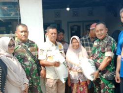 Danramil 1609 Juntinyuat Indramayu Bersama Anggota Melakukan Pendampingan Pendistribusian Bantuan Beras Pemerintah