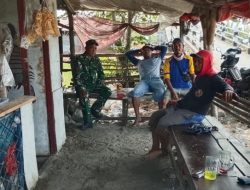 Tingkatkan Kondusifitas Lingkungan, Babinsa Koramil 1611 Losarang Indramayu Lakukan Komsos Bersama Masyarakat Desa Pangkalan