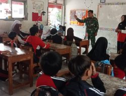 Tingkatkan Kedisiplinan, Babinsa Koramil 1602 Sindang Indramayu Melakukan Bintahwil Kepada Siswa SDN 1 Pasekan 