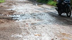 Masyarakat Pondoh keluhkan Rekontruksi Jalan Limbangan-Segeran Menjadi Kumuh dan Berlumpur