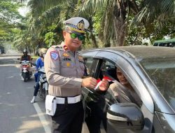 Jelang HUT RI ke-80,Satlantas Polres Indramayu Bagikan Bendera Merah Putih Kepada Masyarakat.Berikut Ulasannya