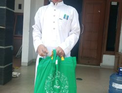 Ibu-Ibu Warga Pondok Timur Indah 1 Berbagi Jumat Berkah kepada Warga Kurang Mampu