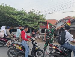 Warga Mengapresiasi Tindakan TNI, Babinsa Koramil 1609 Juntinyuat Indramayu Bantu Masyarakat Menyebrang di Jalan