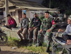 Dukung Peningkatan Swasembada Pangan, Babinsa Koramil 1601 Indramayu Bersama Petani Patroli Gilir Giring Air 
