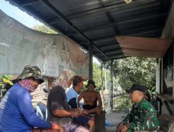 Serda Rosid Anggota Koramil 1604/Jatibarang Indramayu Melakukan Komsos Bersama Masyarakat Desa Krasak
