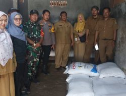 Danramil 1603 Lohbener Indramayu Bersama Muspika Kecamatan Arahan Melaksanakan Pengecekan Kios Pupuk Subsidi 