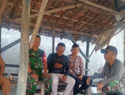 Babinsa Koramil 1608 Karangampel Indtamayu Melakukan Komsos Bersama Bhabinkamtibmas, Pamong Desa Dan Masyarakat
