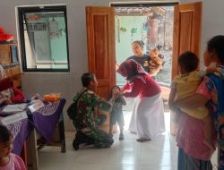 Babinsa Koramil 1601 Indramayu Lakukan Monitoring Posyandu Seroja Pelayanan Pemberian Vitamin A, dan Obat Cacing
