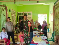 Serka Budiarto Anggota Koramil 1604 Jatibarang Indramayu Lakukan Komsos Bersama Ibu Ibu Posyandu di Desa Pawidean 