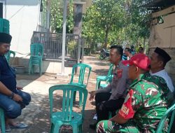 Babinsa Koramil 1608 Karangampel Indramayu Bersama Babinkamtibmas Komsos Bersama Warga Desa Dukuh Jeruk