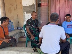 Komsos Babinsa Koramil 1605/Sukagumiwang Indramayu Sertu Edi Kurniawan Bersama Masyarakat Desa Jengkok