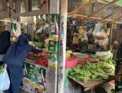 Cegah Lonjakan Harga Sembako, Babinsa Koramil 1605 Sukagumiwang Indramayu Lakukan Monitoring