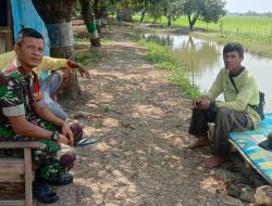Sertu Tarjani Anggota Koramil 1604/Jatibarang Indramayu Melakukan Komsos Bersama Tokoh Masyarakat Desa Bulak