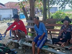 Himbau Masyarakat Pasang Bendera, Babinsa Koramil 1611 Losarang Indramayu Lakukan Komsos Bersama Masyarakat Desa Jangga