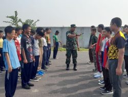 Koramil 1601 Indramayu Melaksankan Pemberian Materi Peraturan Baris Berbaris SMP IT Nashirus Sunnah 