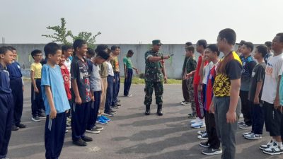 Koramil 1601 Indramayu Melaksankan Pemberian Materi Peraturan Baris Berbaris SMP IT Nashirus Sunnah 