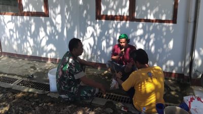 Babinsa Koramil 1602 Sindang Indramayu Melakukan Komsos Bersama Warga Masyarakat Desa Cangkring 