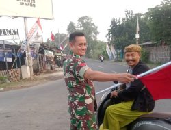 Cegah Laka Lantas, Babinsa Koramil 1609 Juntinyuat Indramayu Bantu Masyarakat Menyebrang Jalan Raya