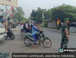 Babinsa Koramil 1609 Juntinyuat Indramayu Bantu Masyarakat dan Anak Sekolah Menyebrang Jalan Raya