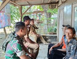 Babinsa Koramil 1608 Karangampel Indramayu Melakukan Komsos Dengan Warga Desa Jayalaksana