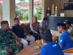 Babinsa Koramil 1608 Karangampel Indramayu Melakukan Sosialisasi Penertiban Warung di Lapangan Sepakbola