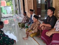 Babinsa Koramil 1602 Sindang Indramayu Komsos Dengan Jama’ah Masjid AT-Thohirul Anwar Desa Panyingkiran Kidul