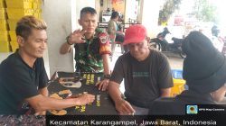 Memperat Tali Silaturahmi, Babinsa Koramil 1608 Karangampel Melakukan Komsos Bersama Masyarakat 