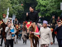 Bupati Indramayu Meriahkan Kirab Budaya HUT Jawa Barat, Disambut Hangat Warga di Sepanjang Jalan