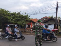 Babinsa Koramil 1609 Juntinyuat Indramayu Bantu Anak Sekolah dan Masyarakat Menyebrang Jalan Raya