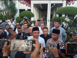 Mahasiswa Grudug Gedung DPRD Kabupaten Karawang Altumatum 3×24 Jam Menunggu Jawabannya