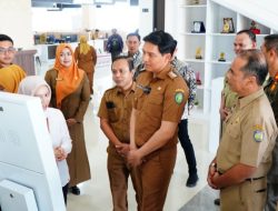 Wujudkan Indeks Kepuasan Masyarakat, Bupati Lucky Hakim Wajibkan SKPD Publikasi Layanan Publik