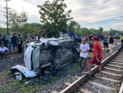 Tertemper Kereta Api,Mobil Chevrolet Ringsek Diperlintasan Desa Jengkok Indramayu