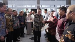 Serahkan Sertipikat ke Penggiat UMKM di Garut, Wamen Ossy Harap Masyarakat Dapat Kembangkan Usaha dan Tingkatkan Taraf Ekonomi